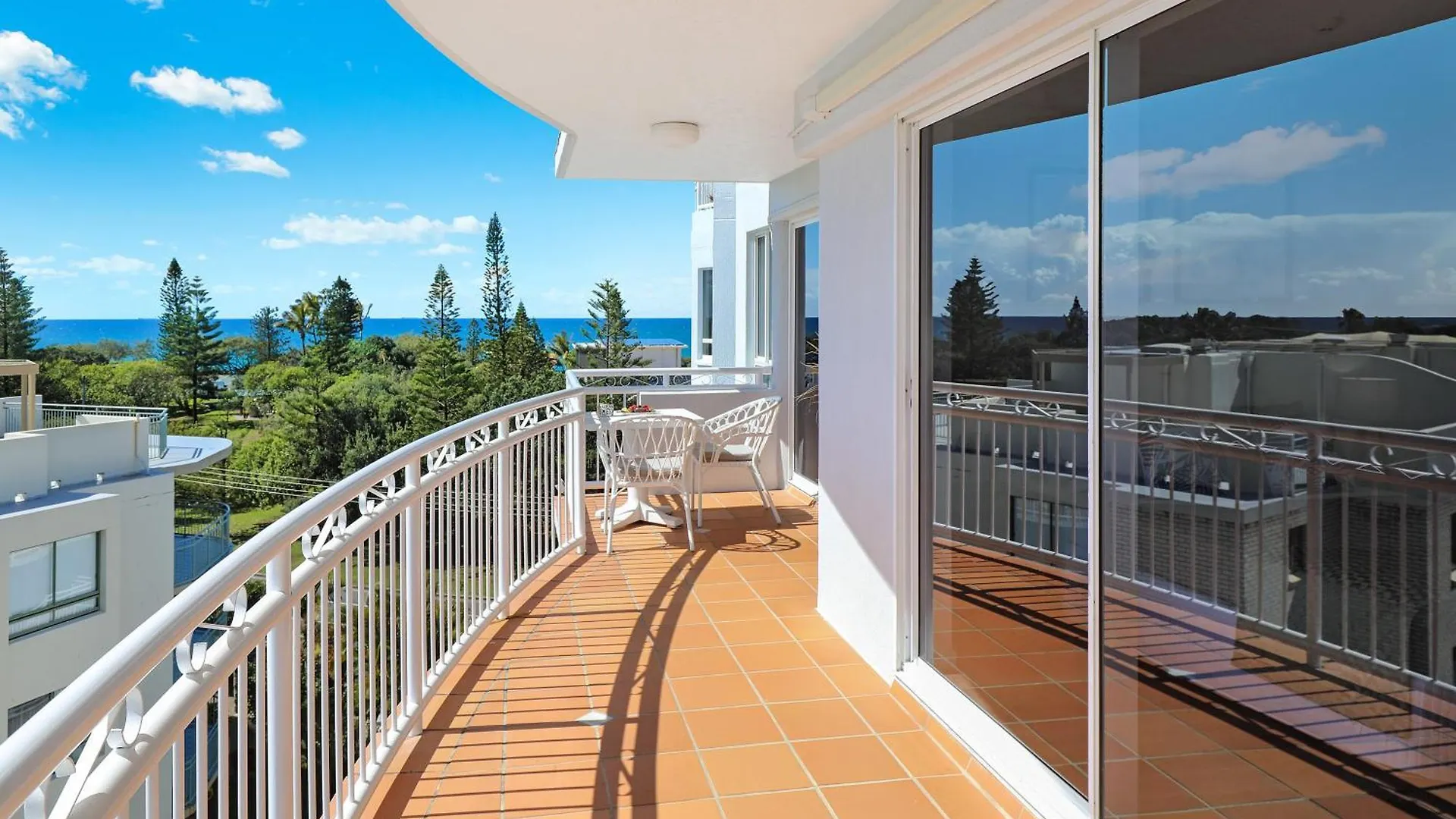 ****  Beachside Resort Kawana Waters Buddina Australia